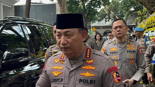 Kapolri Jenderal Pol. Listyo Sigit Prabowo melayat ke rumah duka eks Wakapolri sekaligus Eks Menpan-RB Komjen (Purn) Syafruddin Kambo di Jalan Cibulan, Jakarta Selatan, Jumat (21/2/2025). Foto: Divhms.