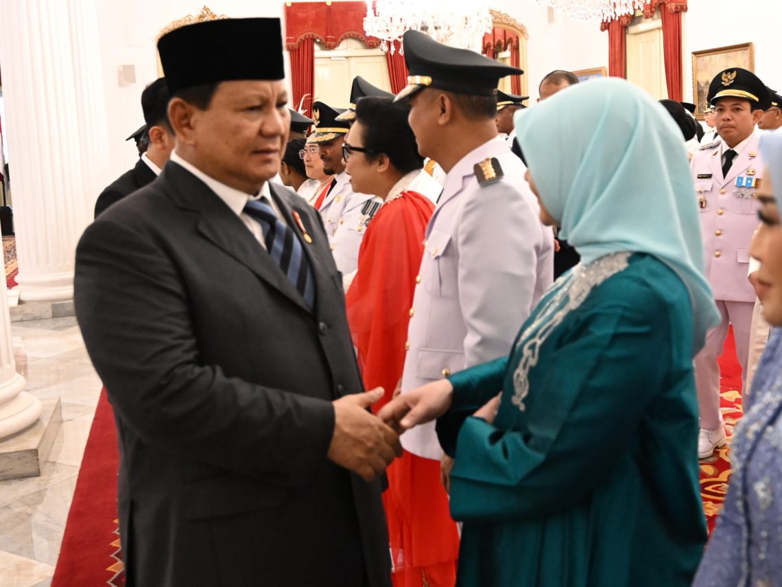 DAMPINGI SUAMI - Hj. Permanasari Eddy Raya Samsuri, Ketua TP PKK Kabupaten Barsel saat mendapat ucapan selamat dari Presiden RI Prabowo Subianto pada pelantikan Kepala daerah se Indonesia di Istana Negara Jakarta, Kamis (20/2/2025). Foto : Ist