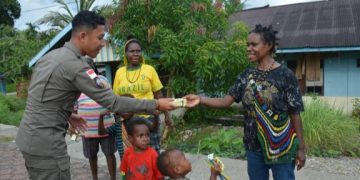 Satgas Humas Operasi Damai Cartenz Bagikan Susu Kotak
