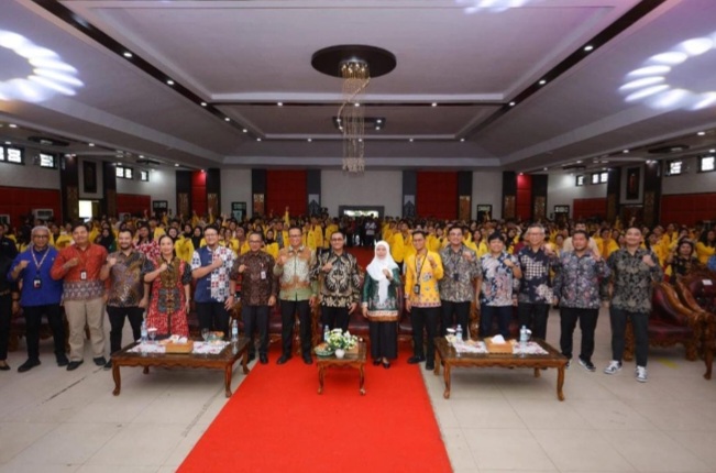 Foto bersama seluruh peserta kuliah umum Literasi Keuangan di Aula Palangka Universitas Palangka Raya, Jumat (14/2/2025). Foto: Mario.