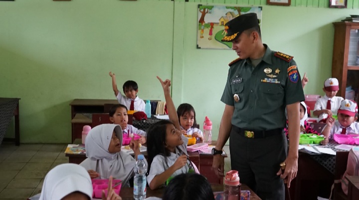 Dandim 1016/Palangka Raya Kolonel Arh Jimmy Hutapea, S.E., M.I.Pol., meninjau pelaksanaan makan bergizi gratis di SDN 6 Palangka jalan Tjilik Riwut km 1, Senin (17/2/2025). Foto: Pendim/fer.