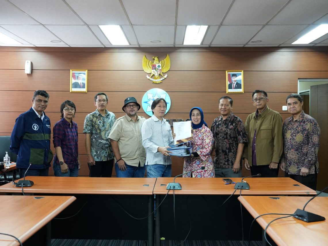 Ketua BPPA, Bambang Santoso didampingi anggota BPPA menyerahkan berkas dokumen dan berita acara pemilihan 9 anggota Dewan Pers periode 2025-2028 kepada Ketua Dewan Pers, Ninik Rahayu yang didampingi oleh anggota Dewan Pers di Jakarta, Selasa (4/3/2025). Foto: Dewan Pers