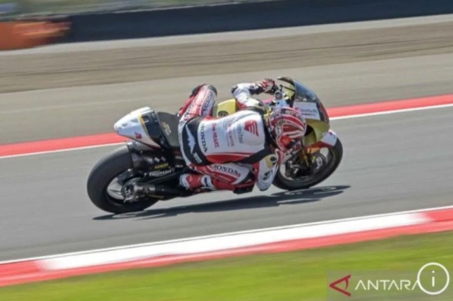 Pembalap tim Idemitsu Honda Team Asia Mario Suryo Aji memacu motornya saat mengikuti sesi latihan Moto2 Pertamina Grand Prix Of Indonesia 2024 di Pertamina Mandalika International Street Circuit, Lombok Tengah, NTB, Jumat (27/9/2024). ANTARA FOTO/Ahmad Subaidi/YU.