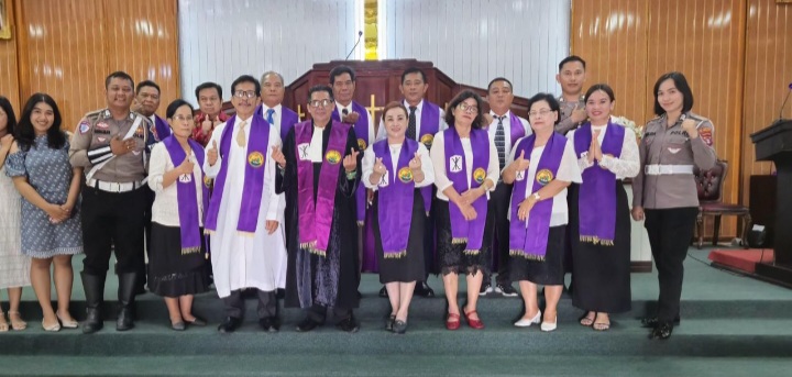 Jajaran Satlantas Polresta Palangka Raya foto bersama dengan pendeta dan petugas ibadah Gereja Bukit Raya Jalan Bukit Raya VI, Minggu (2/3/2025) pagi. Foto: Siehms.