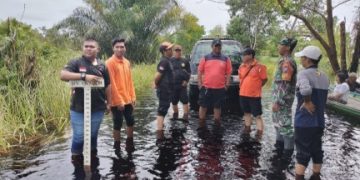 Bhabinkamtibmas Pantau Kenaikan Debit Air di Kelurahan Petuk Katimpun