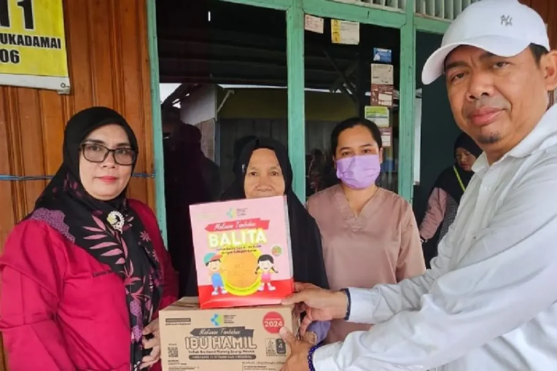 Anggota Komisi III DPRD Kota Palangka Raya, Arif, pada saat memberikan secara simbolis bantuan biskuit MPASI kepada warga di Posyandu Seruni I Kota Palangka Raya, Rabu (8/1/2025).