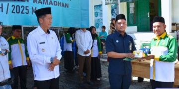 Pj Bupati Barut Muhlis Salurkan Zakat Melalui Baznas Barut