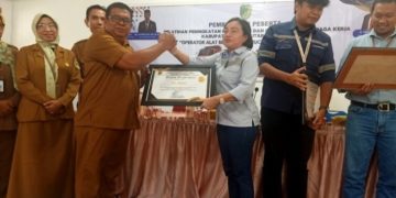Pemkab Barut Berikan Penghargaan Perusahaan Dukung Program Disnakertranskop UKM