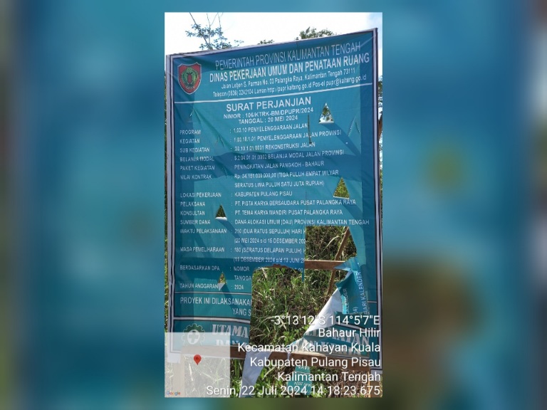 Plang proyek Peningkatan Jalan Pangkoh - Bahaur Tahun Anggaran 2024. Foto diambil tanggal 22 Juli 2024. Foto: Fer.