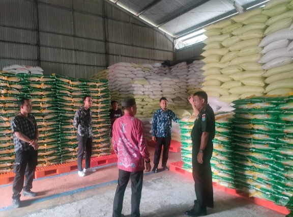 Pasi Teritorial Kodim 1016/Plk Mayor Inf I Made Iwan Swastika beserta anggota meninjau Gudang Perum Bulog Kanwil Kalteng di Jalan Tjilik Riwut Km. 7 Kota Palangka Raya, Kamis (10/4/2025). Foto: Pendim.