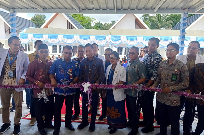 Pj Bupati Barito Utara, Drs. Muhlis, meresmikan rumah dinas dokter spesialis RSUD Muara Teweh