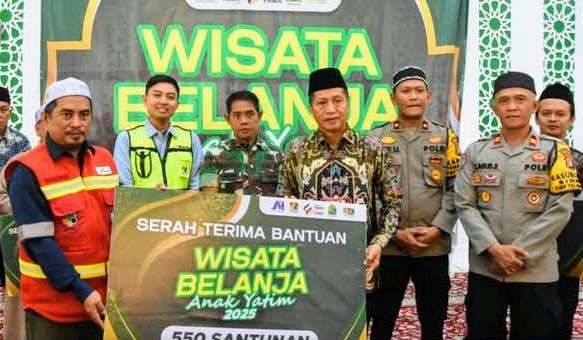Pj Bupati Barito Utara, Drs. Muhlis, melepas rombongan Wisata Belanja