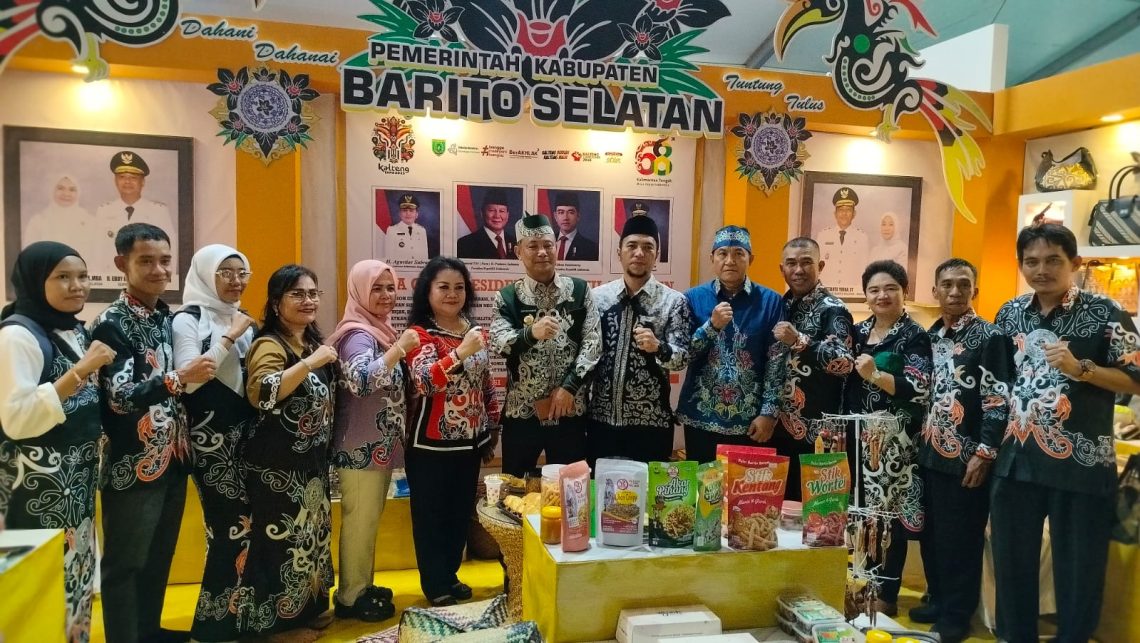 Bupati Kabupaten Barsel, H. Eddy Raya Samsuri melakukan foto bersama Ketua KI Kalteng, Agus Triantony saat pembukaan pameran Kalteng Expo 2025, Minggu (18/5/2025). Foto : AT