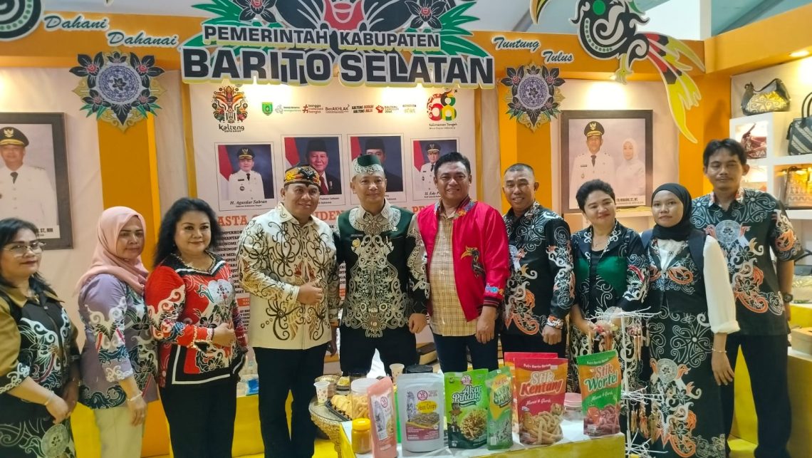 Wakil Bupati Kabupaten kobar periode 2017-2022, Ahmadi Riansyah dan Rahmat Hamka Nasution (anggota DPR RI periode 2016-2019) saat foto bersama Bupati Kabupaten Barsel, H.Eddy Raya Samsuri ketika berkunjung di stand Pameran Kalteng Expo,, Minggu (18/5/2025). Foto : AT