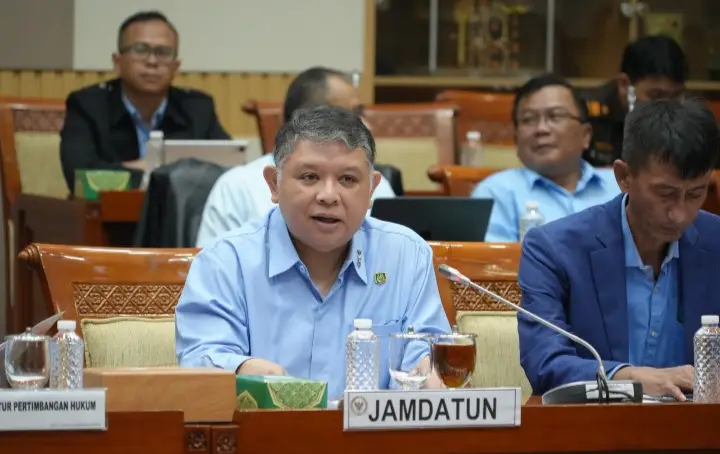 JAM Datun, R. Narendra Jatna memaparkan capaian kinerja dalam Rapat Dengar Pendapat dengan Komisi III DPR RI di Gedung DPR RI Senayan, Rabu (6/5/2025). Foto: Puspenkum.