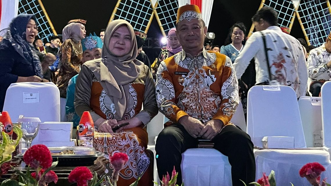 Bupati Kabupaten Barsel, H.Eddy Raya Samsuri ST., MM bersama istri menghadiri opening HUT Kalteng (17/5/2025) di stadion Tuah Pahoe Palangka Raya. Foto : AT