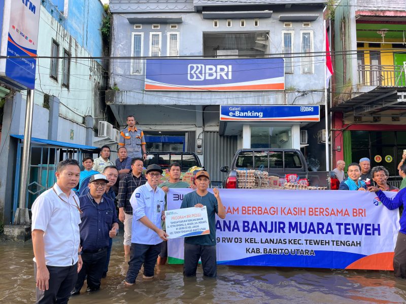 BRI Muara Teweh saat melakukan kegiatan berbagi kasih membantu korban banjir di Kota Muara Teweh. foto : Is