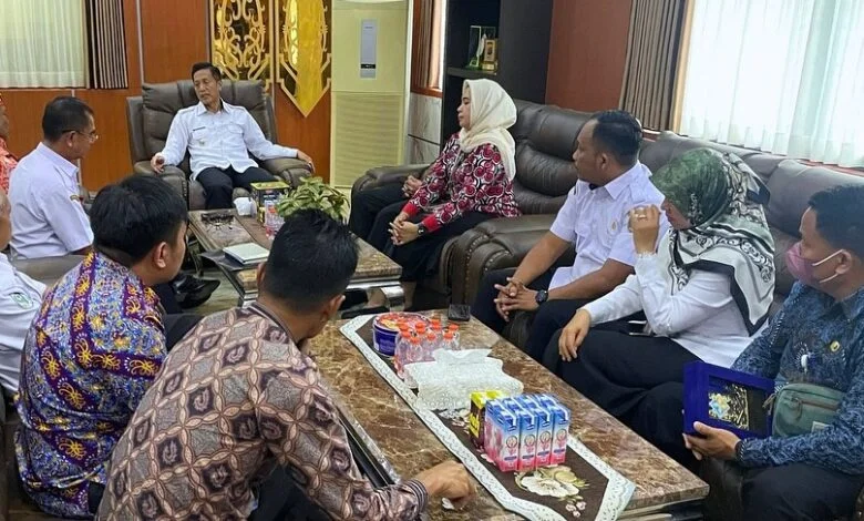 Dinas Pengendalian Penduduk, Keluarga Berencana, dan Pemberdayaan Perempuan dan Perlindungan Anak (Disdalduk-KB-PPPA) menggelar audiensi bersama Kepala Perwakilan Kementerian Kependudukan dan Pembangunan Keluarga/Badan Kependudukan dan Keluarga Berencana Nasional (Kemendukbangga/BKKBN) Kalteng, Rabu, 23 April 2025. Foto: Diskominfosandi Barut