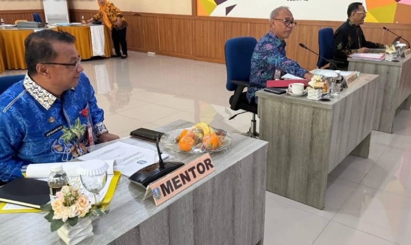 Pj Sekda Barito Utara (Barut), Jufriansyah, menjadi mentor untuk Kepala Dinas Sosial, Pemberdayaan Masyarakat dan Desa, Suparmi A. Aspian, Jumat, 25 April 2025. Foto: Diskominfosandi Barut