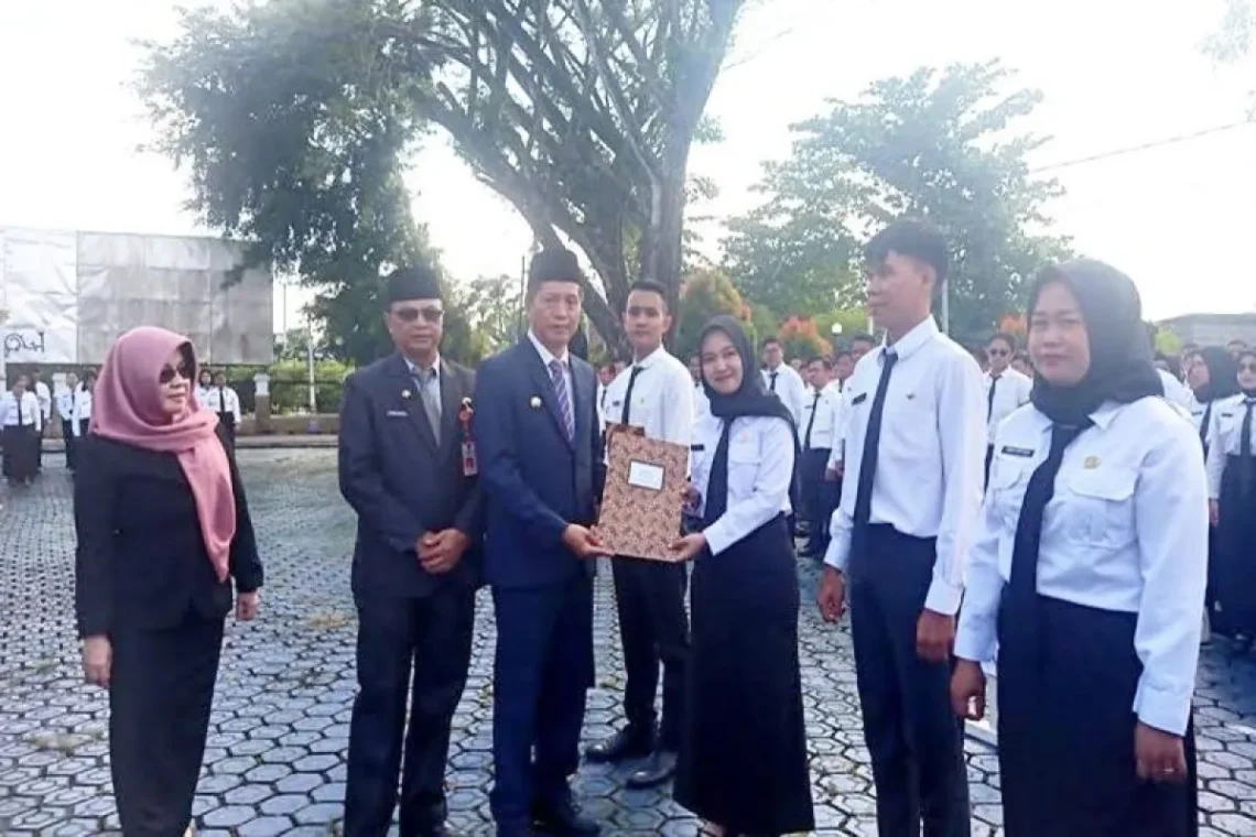Pj Bupati Barito Utara (Barut), Kalteng, Muhlis, secara resmi menyerahkan Surat Keputusan (SK) pengangkatan Pegawai Pemerintah dengan Perjanjian Kerja (PPPK) sekaligus mengambil sumpah/janji jabatan fungsional bagi tenaga teknis, tenaga guru, dan tenaga kesehatan lingkup Pemkab Barut, di halaman kantor bupati setempat, Rabu, 30 April 2025. Foto: Diskominfosandi Barut