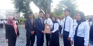 Pj Bupati Barut Muhlis Serahkan SK Ratusan PPPK Barut 