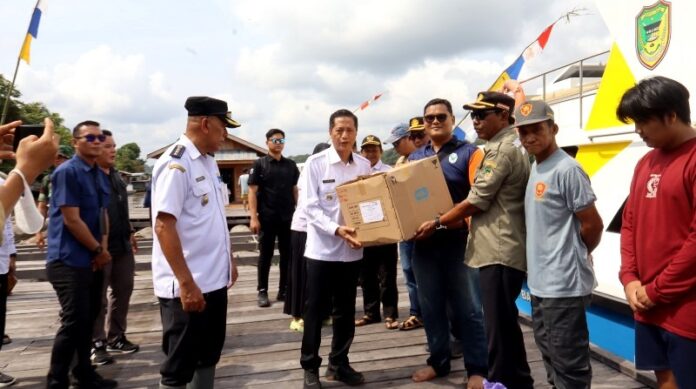 Sebagai bentuk empati Pemerintah Kabupaten Barito Utara (Pemkab Barut), Kalteng, terhadap musibah bencana banjir yang melanda sebagian besar kecamatan yang berada di wilayah setempat, Pj Bupati Muhlis beserta unsur FKPD, Asisten Setda, Kepala Perangkat Daerah, menyerahkan bantuan, Selasa, 22 April 2025. Foto: Diskominfosandi Barut
