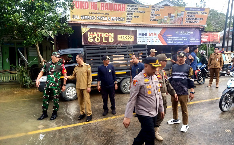 Pj Bupati Barito Utara Muhlis bersama jajaran Forkopinda, Asisten Sekda, Kepala Perangkat Daerah, Camat Teweh Baru saat berada di lokasi banjir di Kelurahan Jambu, Selasa sore, 22 April 2025. Foto: Istimewa