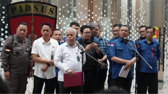 Konferensi pers penetapan 9 orang tersangka baru dugaan tindak pidana korupsi Tata Kelola Minyak Mentah dan Produk Kilang PT Pertamina (Persero), Sub Holding dan Kontraktor Kontrak Kerja Sama (KKKS) tahun 2018-2023, Kamis (10/7/2025). Foto: Puspenkum.