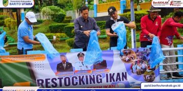 Pj Bupati Muhlis Tabur Benih Ikan di Kolam Milik Pemkab Barut