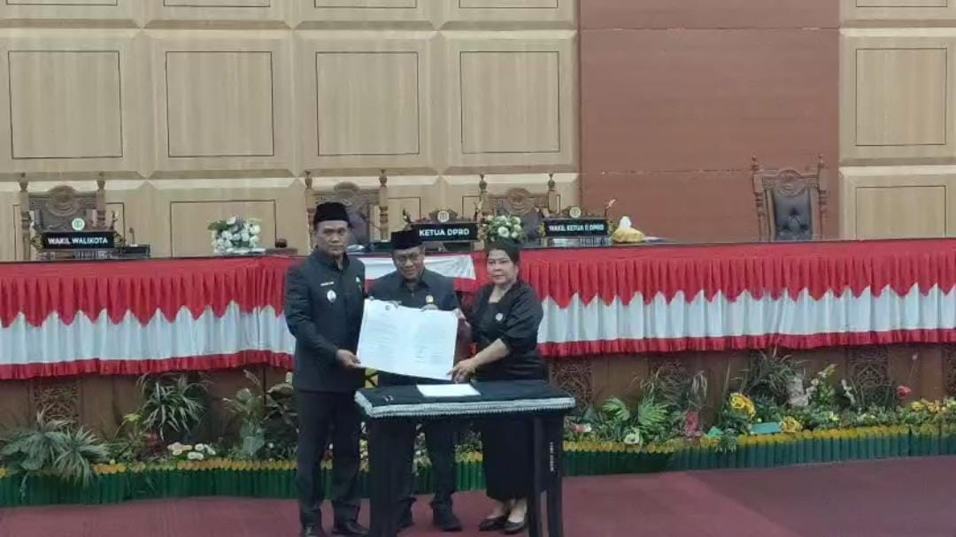 Ketua DPRD Kota Palangka Raya Subandi saat menyerahkan hasil rapat paripurna penyempurnaan evaluasi terhadap Raperda Pertanggungjawaban APBD 2024. foto : Is