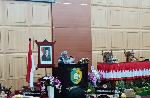 Hj. Mukarramah selaku juru bicara Panitia Khusus, sekaligus Ketua Komisi I DPRD Kota Palangka Raya, menyampaikan penyempurnaan dilakukan sebagai tindak lanjut dari evaluasi Gubernur Kalimantan Tengah. foto : Is