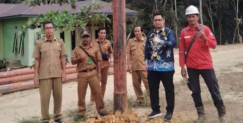 Pemasangan tiang listrik di wilayah Kabupaten Barito Utara