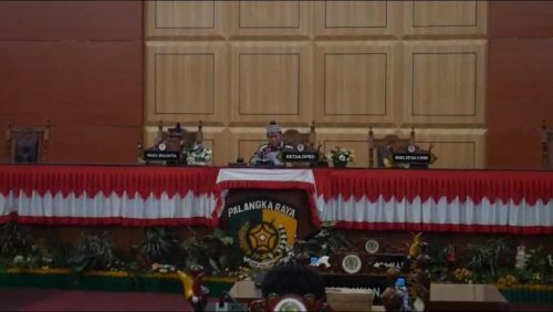 Ketua DPRD Kota Palangka Raya Subandi,saat memimpin rapat paripurna di Ruang Paripurna setempat pada Jumat, (19/9/2025). Foto : Is