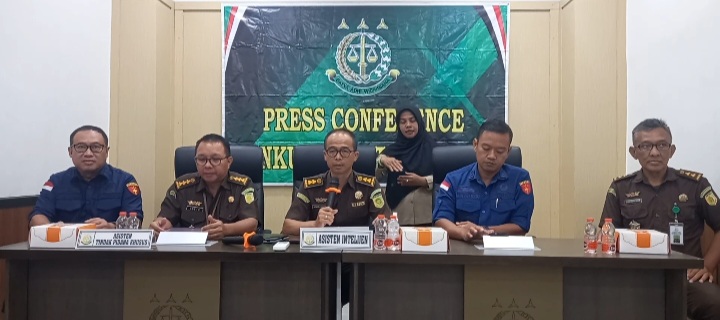 Asisten Intelijen Kejati Kalteng, Hendri Hanafi (tengah) didampingi Plh. Aspidsus, Abeto yang sehari-hari menjabat Kabag TU Kejati Kalteng, Kasidik Eko Nugroho dan Kasi Penkum Dodik Mahendra dalam konferensi pers yang digelar di ruang pers kejati setempat, Kamis (4/9/2025). Foto: Fernando Rajagukguk.