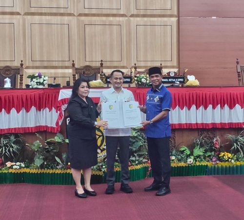 Wakil Ketua I DPRD Kota Palangka Raya Basirun B Sahepar, didampingi oleh Wakil Ketua II Nenie Adriati Lambung saat menyerahkan 2 buah Rancangan Peraturan Daerah Inisiatif DPRD Tahun 2025. Foto: Is