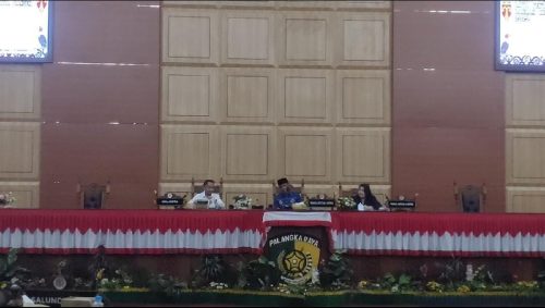 Walikota Palangka Raya Fairid Naparin saat menghadiri Rapat Paripurna Ke-4 Masa Persidangan I Tahun Sidang 2025/2026