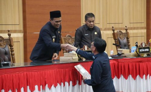 Wakil Wali Kota Palangka Raya Achmad Zaini saat menerima penyampaian jawaban gabungan Fraksi DPRD Kota Palangka Raya Foto : Is