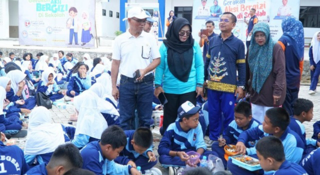 Ketua Tim Penggerak PKK Kabupaten Barito Utara, Melly Novita Gunawan, melalui sambutan tertulisnya yang disampaikan oleh Wakil Ketua II dan juga Sekretaris Dinas Sosial dan PMD, Hj Sunarty, secara resmi membuka kegiatan Gerakan Nasional Aksi Bergizi di SMPN 1 Muara Teweh, Jumat, 1 Agustus 2025 pagi.