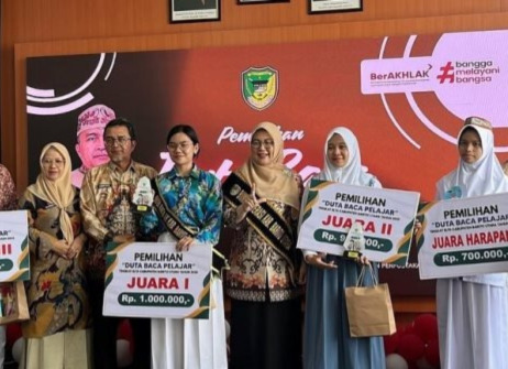 Bunda Literasi Barito Utara Serahkan Hadiah pada Pemilihan Duta Baca Tingkat SLTA