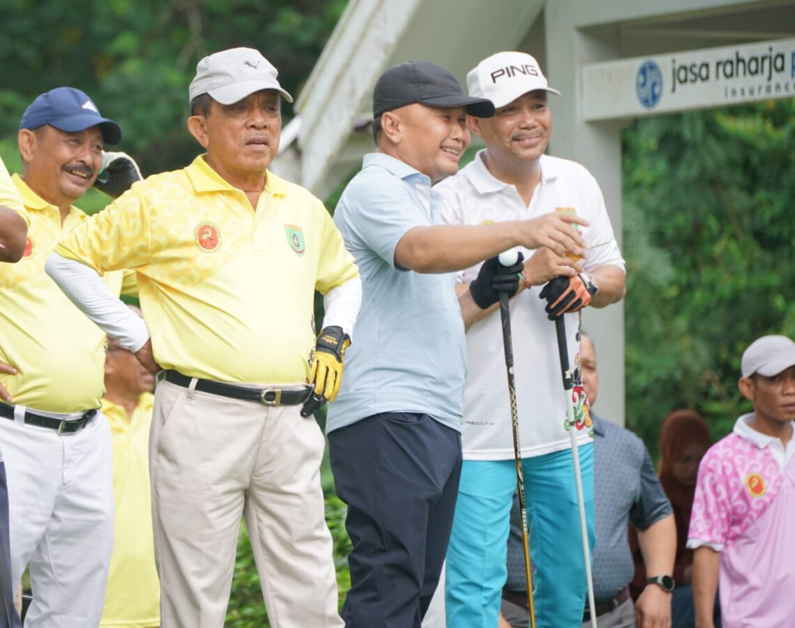 Bupati Barsel H.  Eddy Raya Samsuri nampak santai berbincang dengan H.Sugianto Sabran (Gubernur Kalteng 2016-2024), bersama H.Abdul Razak (Ketua PGI Kalteng), Minggu (19/10/202). Foto:  AT