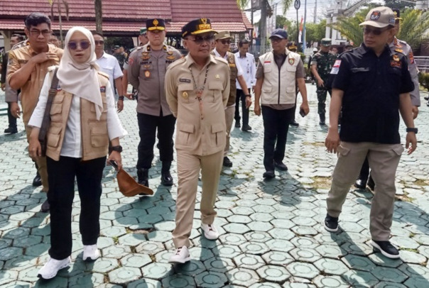Gubernur Kalimantan Tengah, H Agustiar Sabran, bersama jajaran Forum Koordinasi Pimpinan Daerah (Forkopimda) dan sejumlah pejabat tinggi lainnya, meninjau langsung pelaksanaan Pemungutan Suara Ulang (PSU) di tiga Tempat Pemungutan Suara (TPS) di Kota Muara Teweh, Kabupaten Barito Utara, pada Rabu, 6 Agustus 2025 pagi. Foto : Is