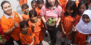 Murid SDN Menteng-2 Tanam 50 Bibit Cabai sebagai Upaya Mendukung Ketahanan Pangan Daerah