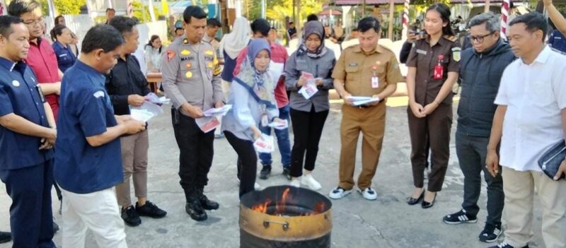 Anggota DPRD Kabupaten Barito Utara, H Tajeri, turut hadir dan menyaksikan langsung proses pemusnahan surat suara rusak dan lebih oleh Komisi Pemilihan Umum (KPU) Barito Utara, Selasa 5 Agustus 2025. Foto : Is