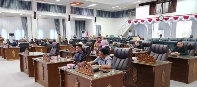 Direktur RSUD Muara Teweh, Tiur Maida, memberikan penjelasan mendalam mengenai berbagai tantangan yang dihadapi oleh rumah sakit yang dipimpinnya, khususnya terkait dengan ketersediaan obat-obatan dan operasional rumah sakit, dalam Rapat Dengar Pendapat (RDP) bersama anggota DPRD Barito Utara, Senin, 11 Agustus 2025.