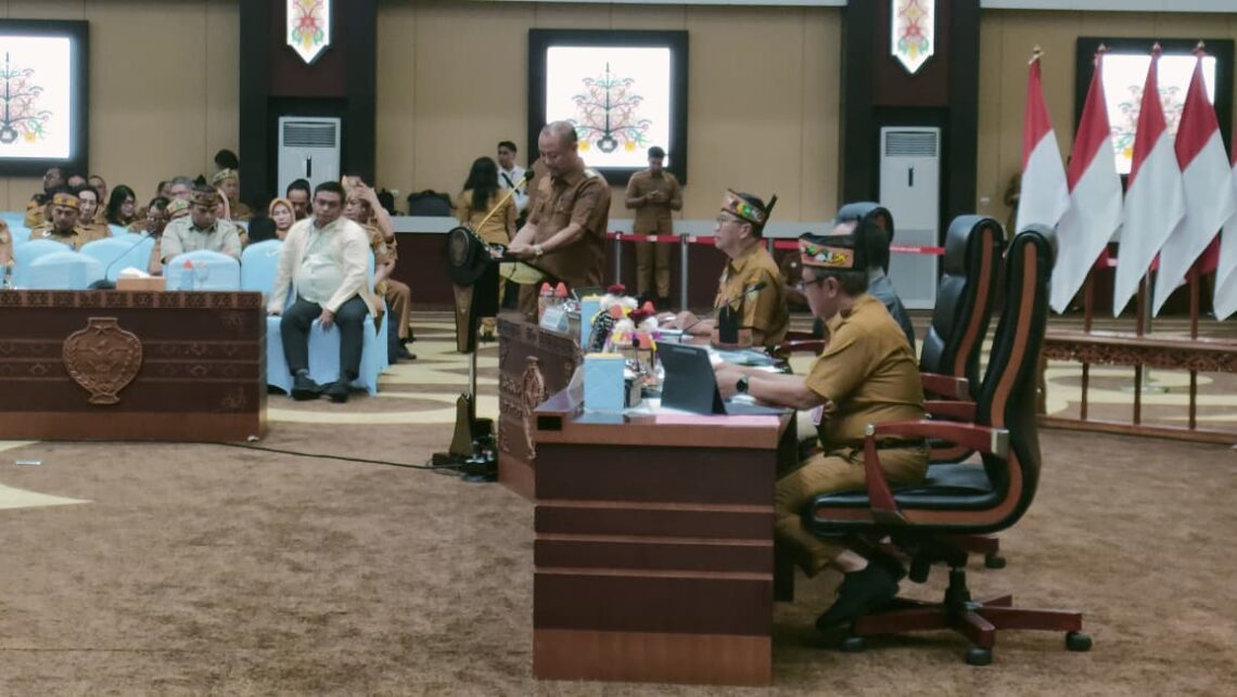 Bupati Kabupaten Barsel, H. Eddy Raya Samsuri saat memberikan paparan dalam rakor PAD Bidang Perkebunan dan Kehutanan di Aula Jayang Tingang Palangka Raya, Senin (20/10/2025). Foto : AT
