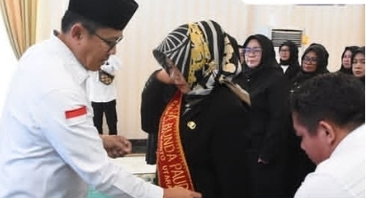 Pj Bupati Barut, Indra Gunawan saat mengukuhkan Pokja dan Bunda PAUD Kecamatan se-Barito Utara, bertempat di Aula Rumah Jabatan, Muara Teweh, 20 Agustus 2025. Foto : Is