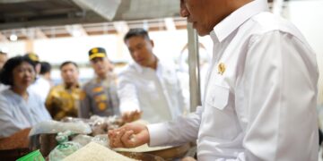 Mentan Amran: Boleh Berpolitik, Tapi Jangan Politisasi Pangan!  Harga Beras di Pasar Legi Solo Justru Stabil dan di Bawah HET