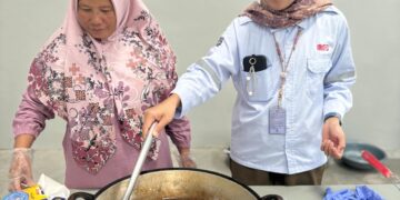 PT SKS Listrik Kalimantan Dorong Penguatan UMKM Lewat Pelatihan Pembuatan Kue untuk Ibu-ibu di Kecamatan Rungan