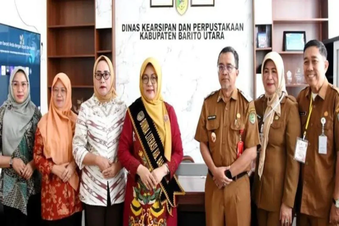 Pemerintah Kabupaten Barito Utara melalui Dinas Kearsipan dan Perpustakaan kembali menggelar Lomba Bertutur Tingkat SD/MI Tahun 2025 sebagai upaya menumbuhkan budaya literasi sejak usia dini. Kegiatan ini dibuka secara resmi oleh Bunda Literasi Barito Utara, Melly Novita Indra Gunawan, di Muara Teweh, Selasa (22/7/2025). Foto : Is
