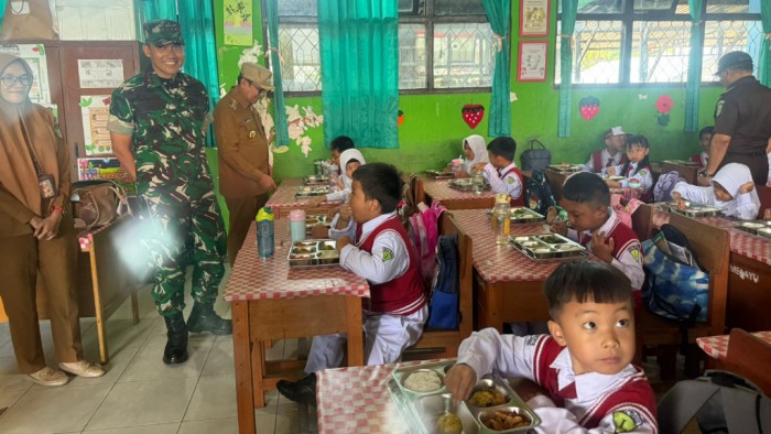 Pj Bupati Barito Utara Indra Gunawan bersama unsur Forkopimda, dan tim ahli gizi meninjau Pelaksanaan MBG di Muara Teweh, Senin (22/9/2025). Foto : Is